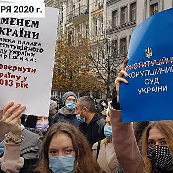 Дымовые шашки, контрацептивы, шины: в Киеве радикалы требуют уволить судей