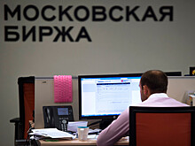 Курс доллара впервые с октября прошлого года опустился ниже 57 рублей