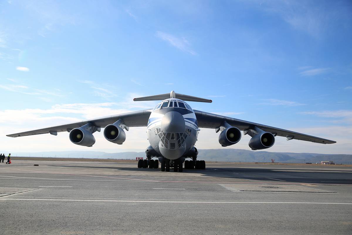 Пассажирский самолет выкатился за пределы посадочной полосы в российском городе