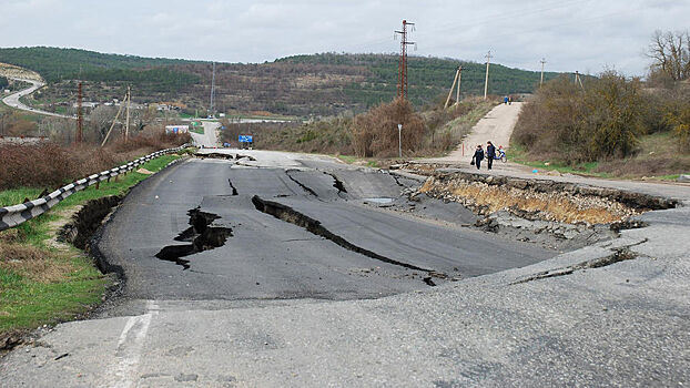 Яму в Крыму заделают сначала быстро, а потом хорошо