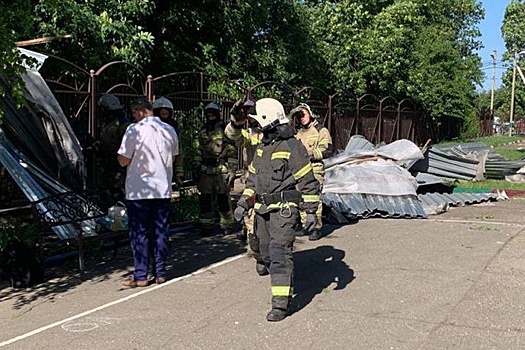 Краснодарский СК возбудил дело после падения крыши на детей на последнем звонке