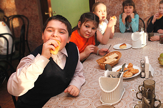 В школьных столовых больше не будет вредной колбасы