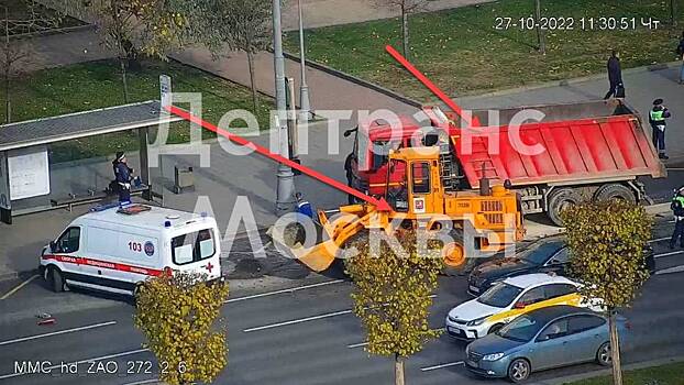 Грузовик врезался в трактор на западе Москвы