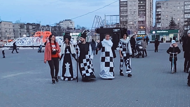 Партию в «живые шахматы» сыграли в Дзержинске