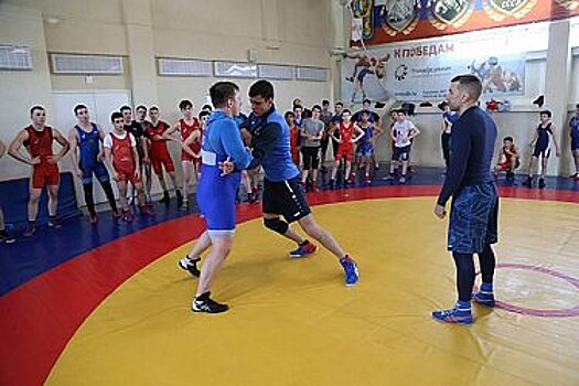 Мастер-класс для хабаровских борцов провел наставник юниорской сборной России
