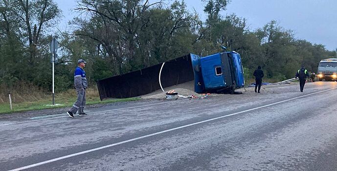 На волгодонской трассе перевернулся грузовик с прицепом