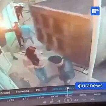 В российском городе самосвал дважды наехал на группу людей и попал на видео