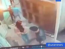 В российском городе самосвал дважды наехал на группу людей и попал на видео