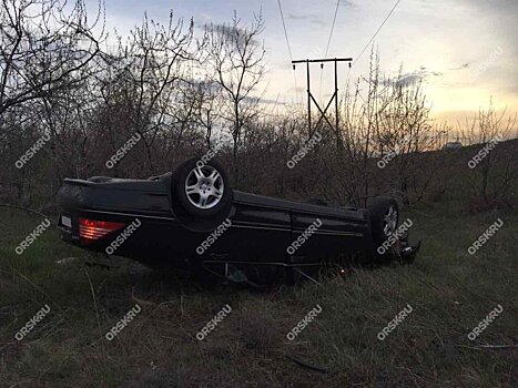 На трассе под Орском перевернулся Mercedes