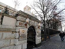 В Берлине женщина с ножом пригрозила охране посольства России