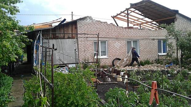 В Первомайском районе сильный ветер и град повредили дома и машины