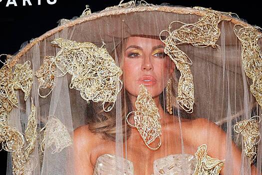 50-летняя Кейт Бекинсейл попозировала в прозрачном платье