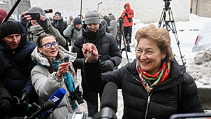 Адвокат покупательницы квартиры певицы Ларисы Долиной Полины Лурье Светлана Свириденко демонстрирует перед журналистами ключи от квартиры