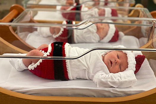 Больница прославилась своей традицией одевать новорожденных в крошечные вязаные костюмы