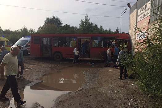 Водитель протаранившего стену в Перми автобуса "дыхнул в трубочку"