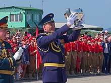 Картаполов вручил полковую чашу штурмовому авиационному полку «Нормандия-Неман»