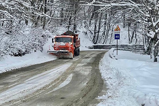 У Крымского моста и паромной переправы дороги от снега очищают 27 спецмашин