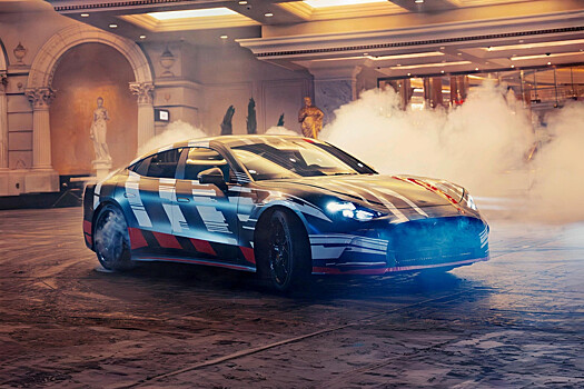 Брэд Питт покрутил новый Mercedes-AMG GT 4-door Coupe и стал его лицом