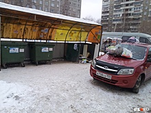 «Я паркуюсь как...»: «мусорная» реформа от автохамов и наглый водитель грузовика на тротуаре