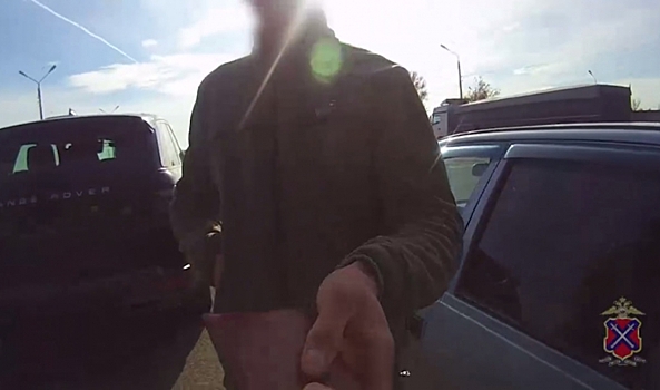 Под Волгоградом задержали пытавшегося дать взятку полицейскому водителя