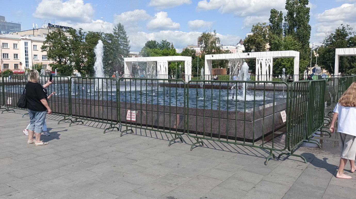 В Пензе выставили ограждение вокруг главного фонтана