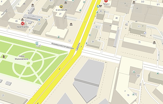 В самом центре Уфы автомобиль провалился в яму на дороге