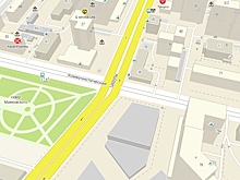 В самом центре Уфы автомобиль провалился в яму на дороге