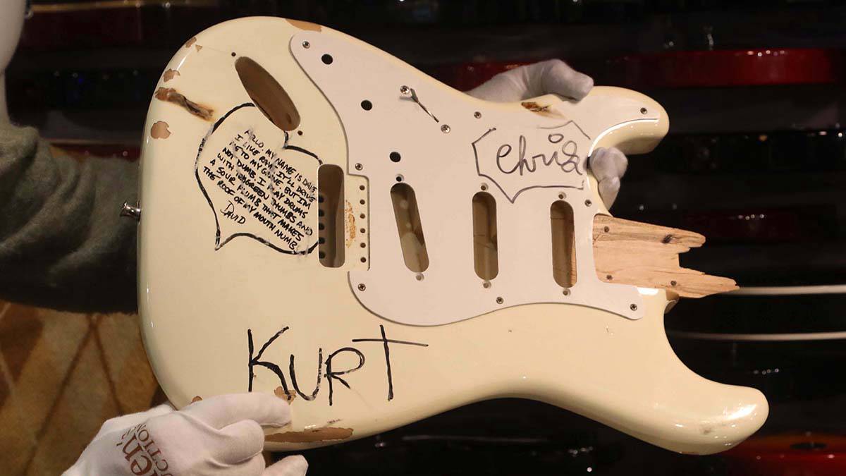 Разбитую гитару Курта Кобейна продали за 101 тысячу долларов на аукционе