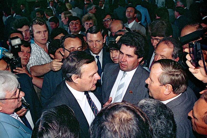 Председатель Ленсовета, делегат съезда Анатолий Собчак (в центре) в перерыве между заседаниями. Кремлевский Дворец съездов, 1990 год