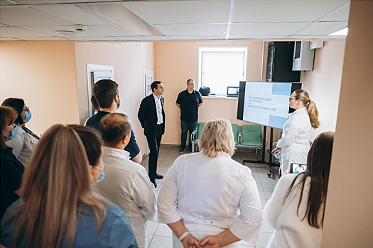 Жена военнослужащего провела для главы Андрея Булгакова экскурсию по медучреждению в Щелкове