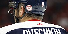Игроки «Вашингтона» провели матч с «Анахаймом» с наклейками «Papa Ovi» на шлемах в память об отце Овечкина