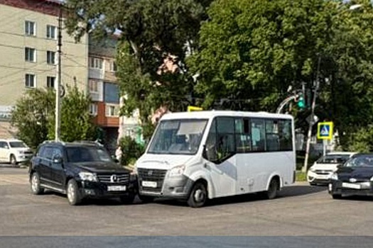 В Приморье в ДТП с автобусом пострадали двое взрослых и два ребенка