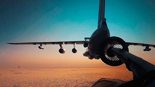 Пять тысяч метров над землей: кадры дневной дозаправки Ту-160
