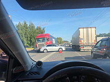Фура и легковушка столкнулись на кемеровском перекрестке