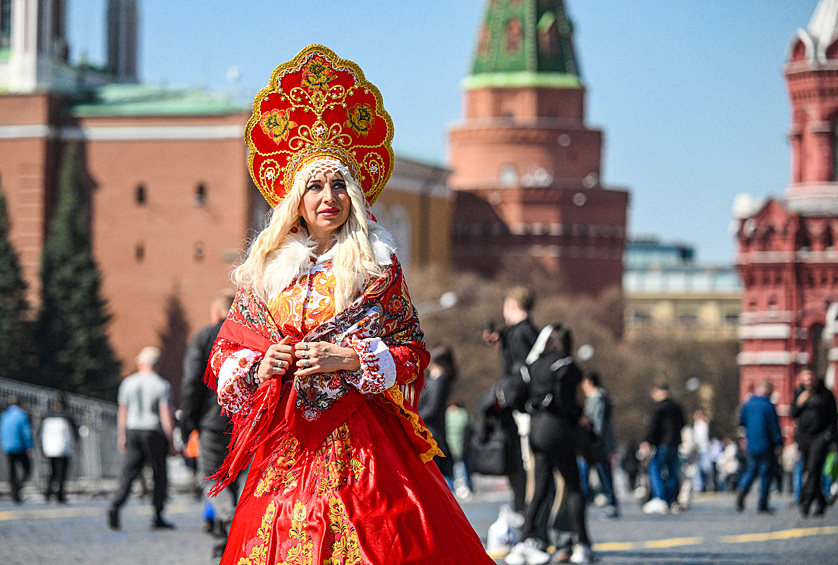 Женщина в платье в народном стиле на Красной площади