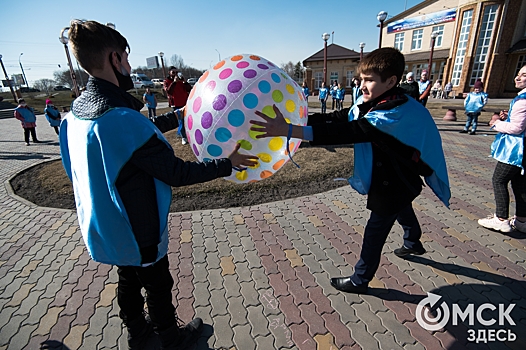 Омичам раздали голубые ленты