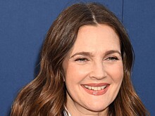 «До сих пор детское личико»: показавшая морщины Дрю Бэрримор нарвалась на комплименты