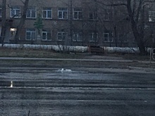 Стекает в Смолино: в Челябинске полдня не могут устранить аварию на канализационной трубе