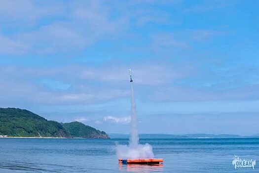 С поверхности моря под Владивостоком запустили макеты ракет