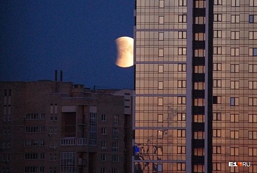 Тень упала на левый край: в Екатеринбурге началось лунное затмение
