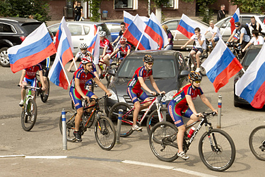 Жители Электростали отметили День флага России массовым велопробегом