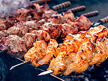 Диетолог рассказал, почему шашлык стоит сочетать с гранатовым соусом