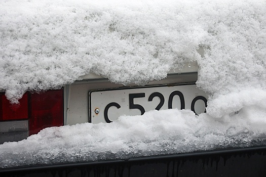 Автовладельцам напомнили о наказании за снег на номерах