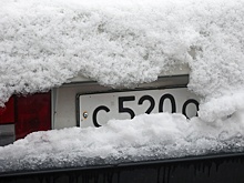 Автовладельцам напомнили о наказании за снег на номерах