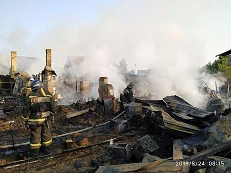 В Новосибирске на пожаре погиб мужчина. По угрозой выгорания оказался целый квартал