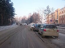 Девушка-водитель устроила ДТП с четырьмя авто на Первомайке