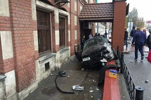 В Самаре госпитализировали водителя, врезавшегося на иномарке в ресторан
