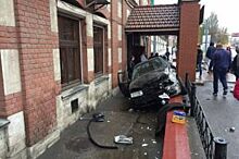 В Самаре госпитализировали водителя, врезавшегося на иномарке в ресторан