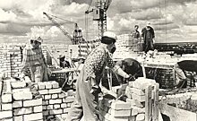 Фотомарафон "100-летие ТАССР": каменщики на строительстве дома в Авиастроительном районе, 1980-е