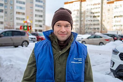 Депутат Алексей Вихарев вместе с волонтёрами вышел на уборку снега после циклона «Ольга»